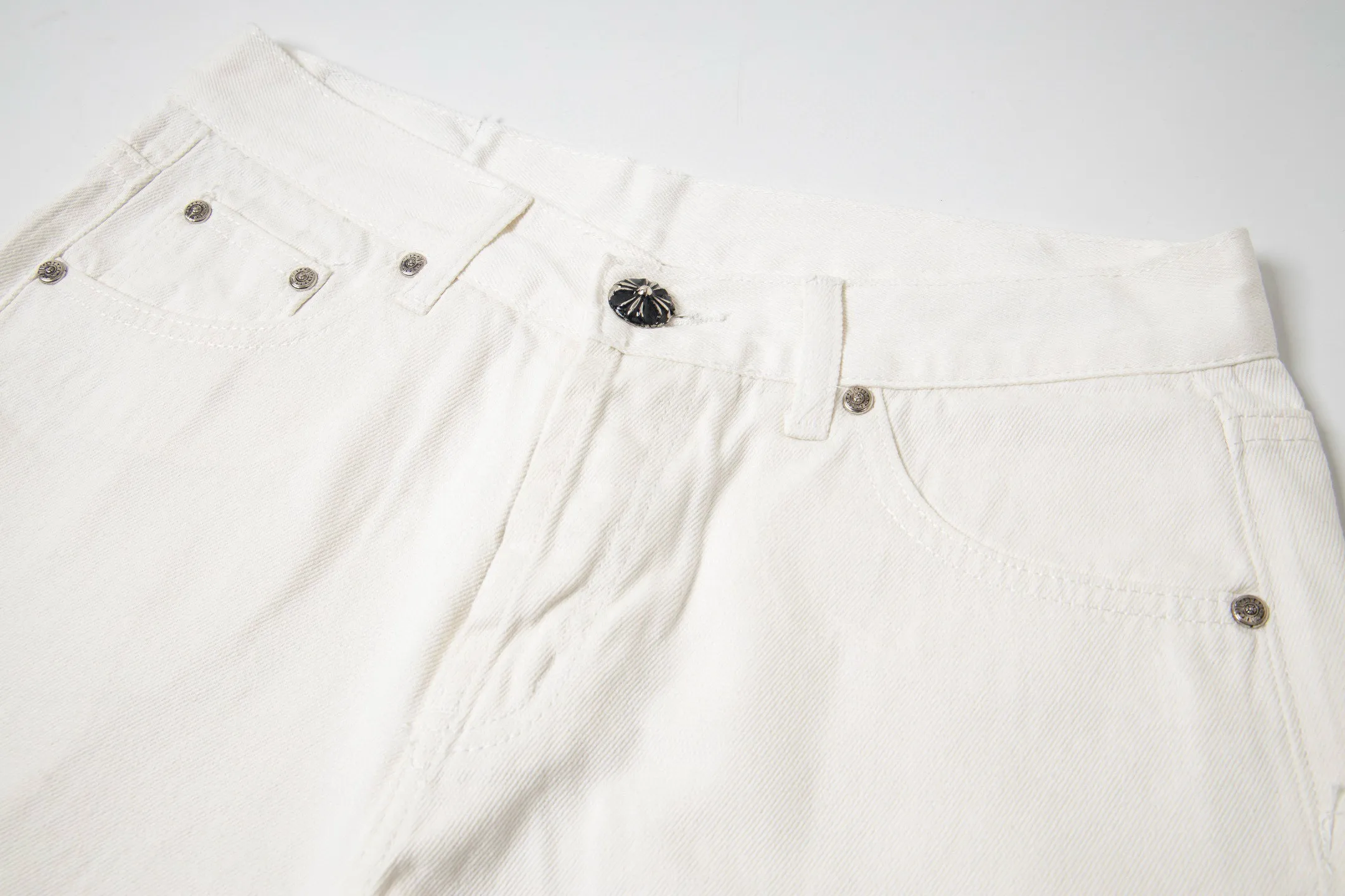 P280 💰 (Top version) Chrome Hearts White Bull King Metal Cross White Leather Heavy Industry Jeans Chrome Hearts is a brand that has always been famous for its high-end and design. The quality of these pants is unparalleled, and a pair is often hard to find at counters. It uses top-notch heavy-duty washing technology, the calf leather laser-cut cross is particularly exquisite, and the aged silver hardware adds a sense of retro and luxury. White denim fabric, paired with a cross leather design, is fashionable and individual. The straight version is also particularly slim. The style is the same for men and women, so whoever wears it will look better! The matching suggestions are as follows: Cool street style: Pair the upper body with a black short crop top, a black leather jacket, and black Martin boots. Wear a silver necklace and ring from Crowe and walk on the street to feel cool. Casual fashion style: wear a simple white cotton T-shirt inside, a loose denim jacket outside, and white sneakers. Overall casual and comfortable, suitable for daily travel and shopping. High-end outfit: Pair it with a black silk-textured shirt, tuck it into pants, and put on a pair of black leather shoes. Wear a black suit jacket to instantly enhance your temperament, and you can attend some formal occasions without any pressure. Color: White Ox King Size: 28-30-32-34 (corresponds to S-M-L-XL)